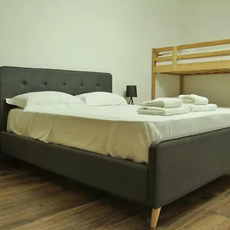 Marias In Blloku, * 地拉那